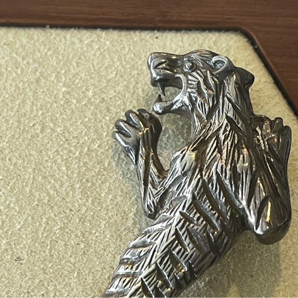 Pewter Climbing Tiger Brooch - Picture 6 of 10
